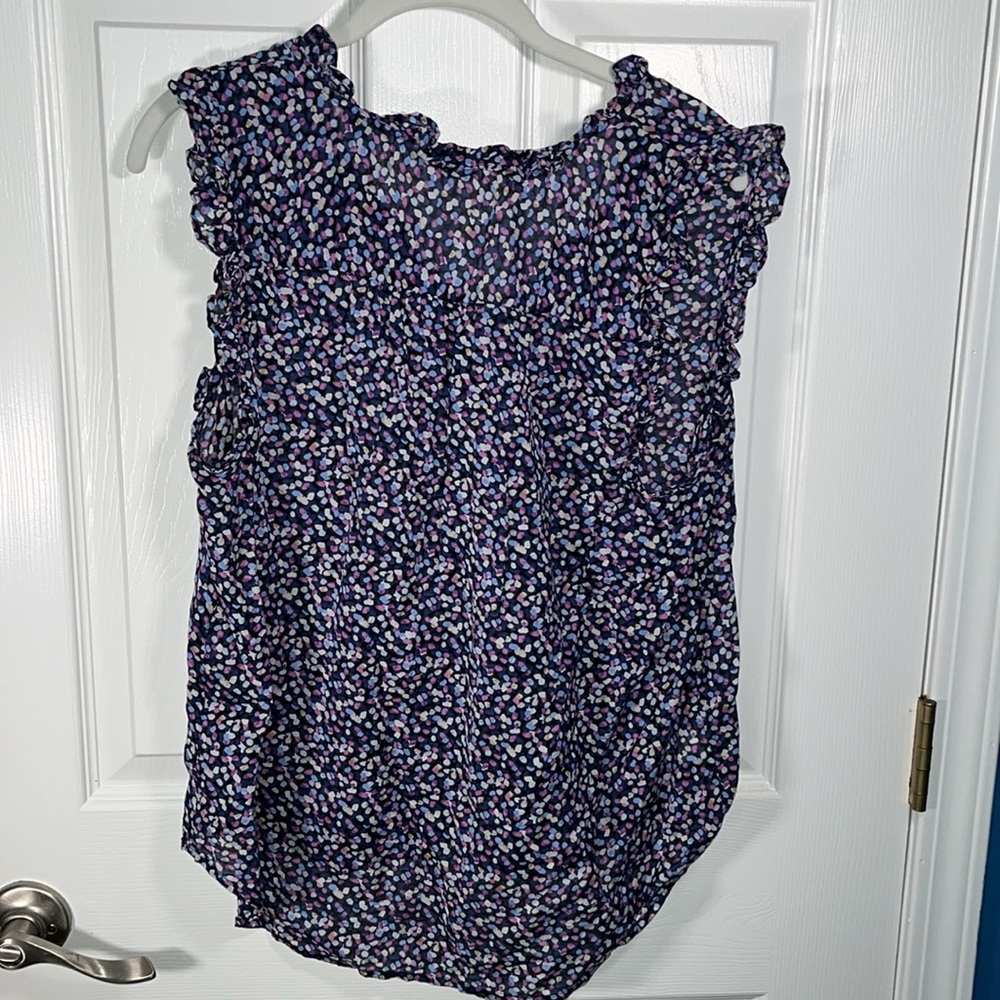 Ann Taylor sleeveless blouse with ruffle detail in the front/neck size large - Picture 3 of 3